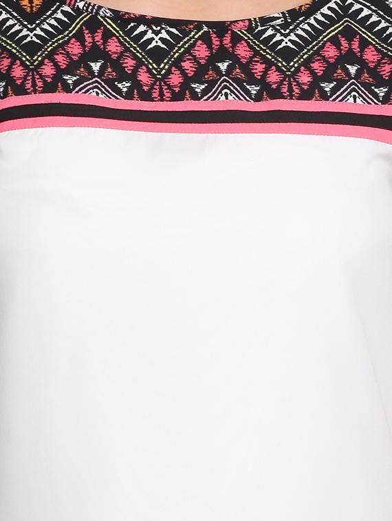 curved hem round neck top - 11300045 - Zoom Image - 4