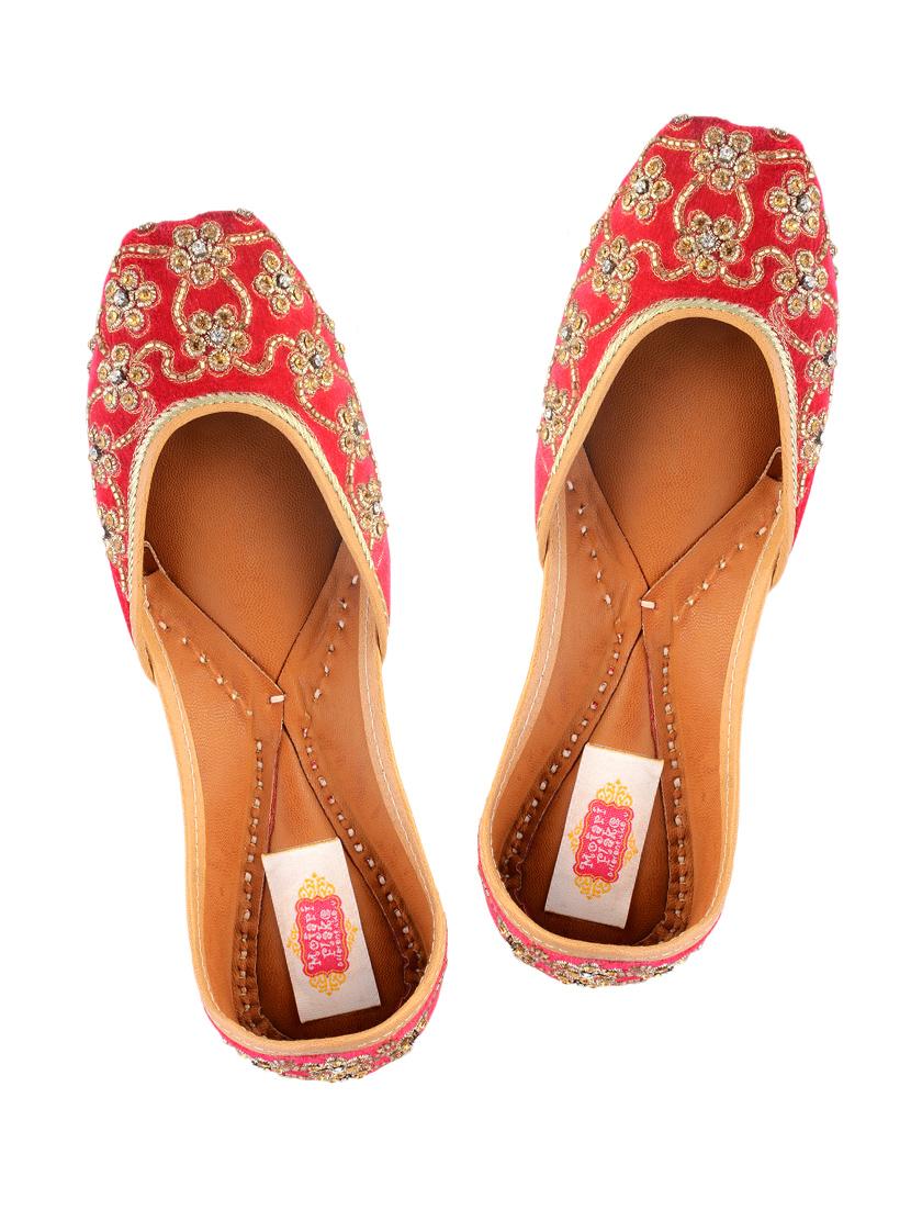 red silk hand embroidered mojaris - 12221678 - Zoom Image - 4