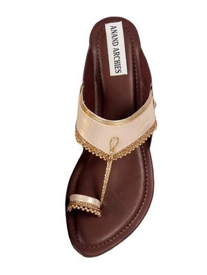 gold one toe kolhapuri - 14185128 - Standard Image - 4