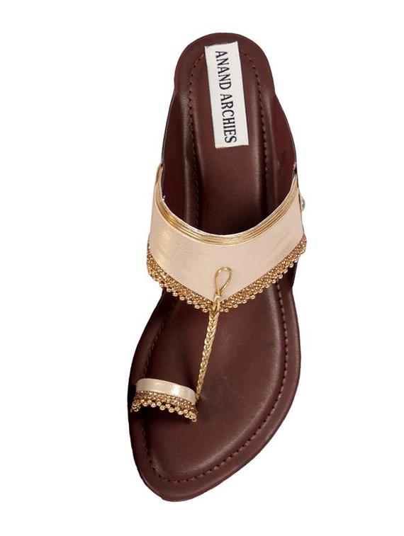 gold one toe kolhapuri - 14185128 - Zoom Image - 4