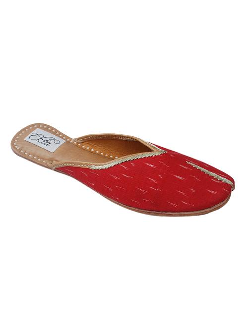 red slip on jutis - 14865327 - Standard Image - 1