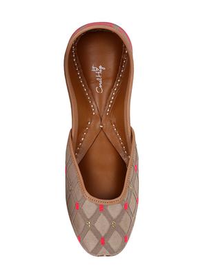 coral haze beige and pink jacquard juttis - 15019795 - Standard Image - 4