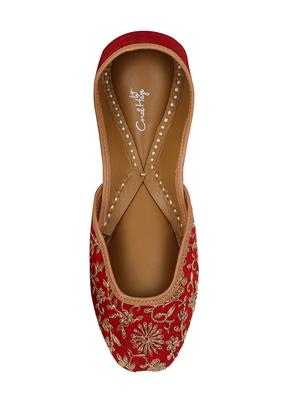 coral haze deep red juttis with gold dori jaal work - 15019797 - Standard Image - 4