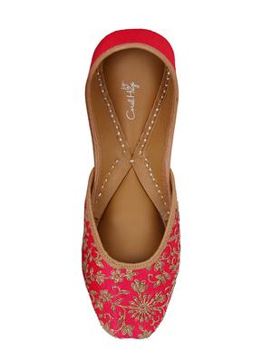 coral haze hotpink juttis with gold dori jaal work - 15019799 - Standard Image - 4
