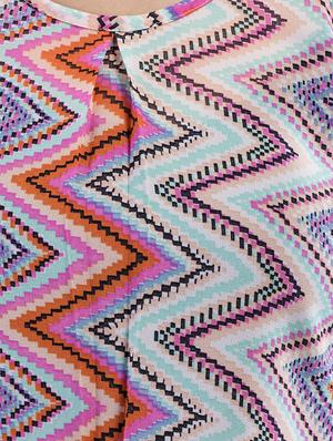round neck chevron print top - 15049769 - Standard Image - 4
