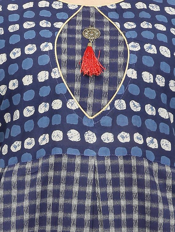 blue cotton flared kurta - 15049793 - Zoom Image - 4