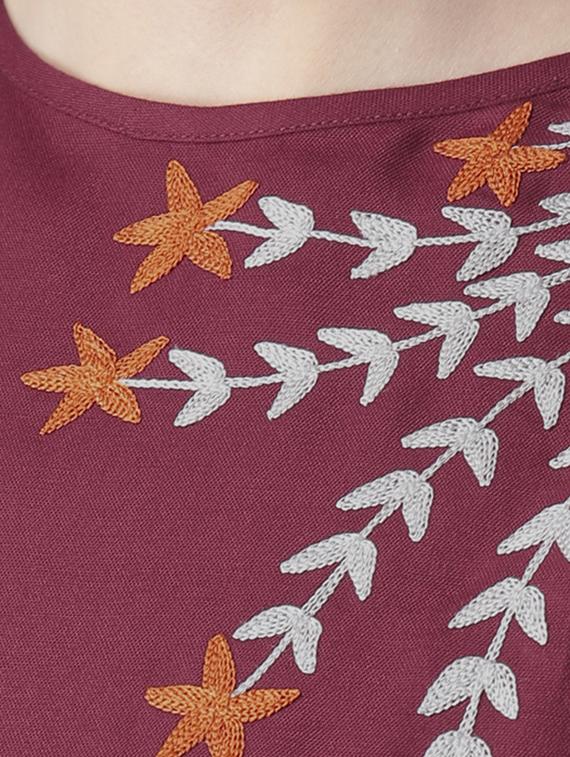 keyhole back embroidered top - 15260020 - Zoom Image - 4
