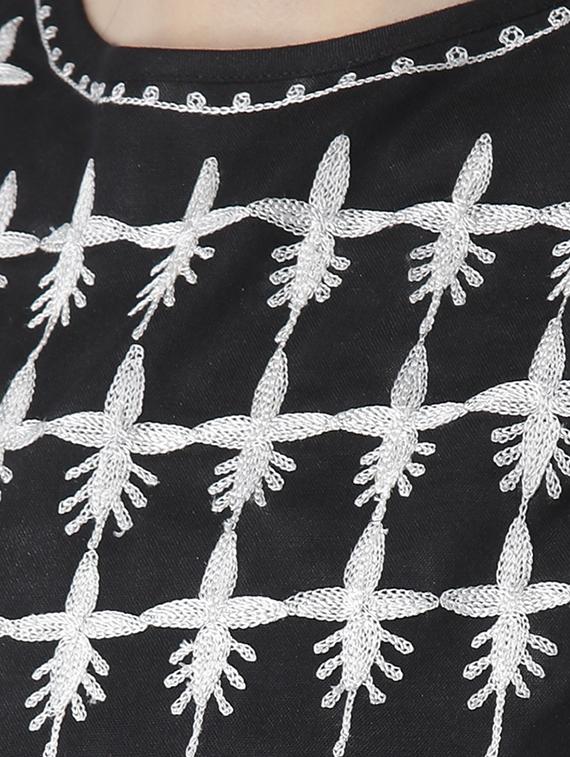 keyhole back embroidered top - 15260021 - Zoom Image - 4