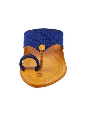blue one toe kolhapuri - 15272211 - Standard Image - 4