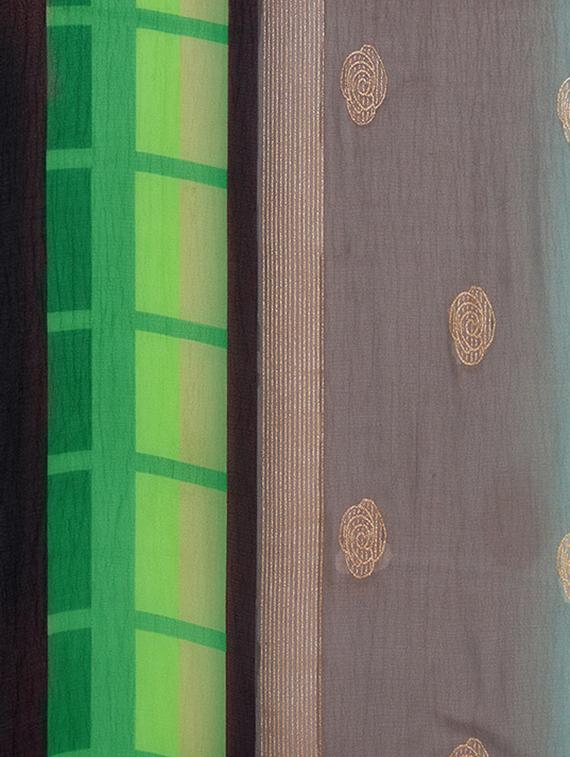 geometrical foil printed saree with blouse - 15474143 - Zoom Image - 4
