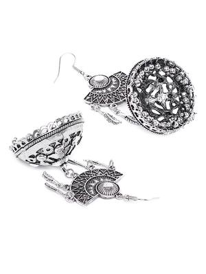 silver metal jewellery - 15485384 - Standard Image - 4