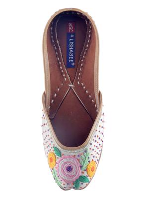 white slip on jutis - 15520340 - Standard Image - 4