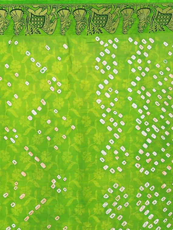 Zari bordered bandhani saree with blouse - 15607537 - Zoom Image - 4