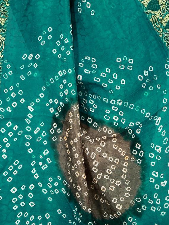 Zari bordered bandhani saree with blouse - 15607545 - Zoom Image - 4