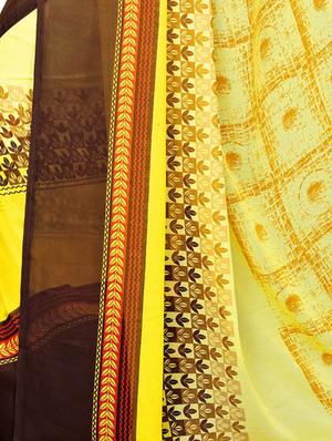 Contrast bordered geometrical saree with blouse - 15620319 - Standard Image - 4