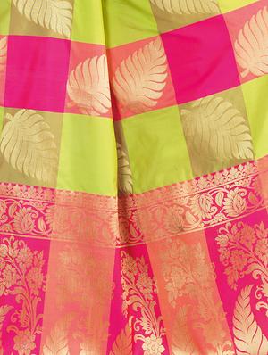 checkered zari motif banarasi saree with blouse - 15731209 - Standard Image - 4