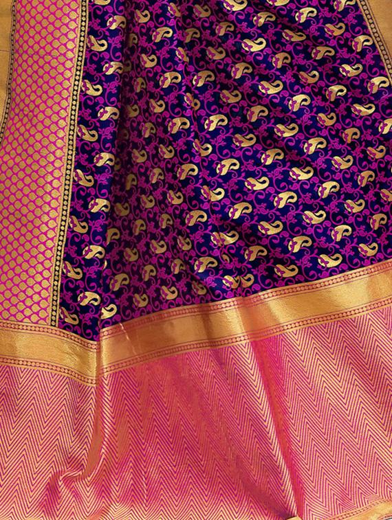 half & half paisley banarasi saree with blouse - 15734879 - Zoom Image - 4