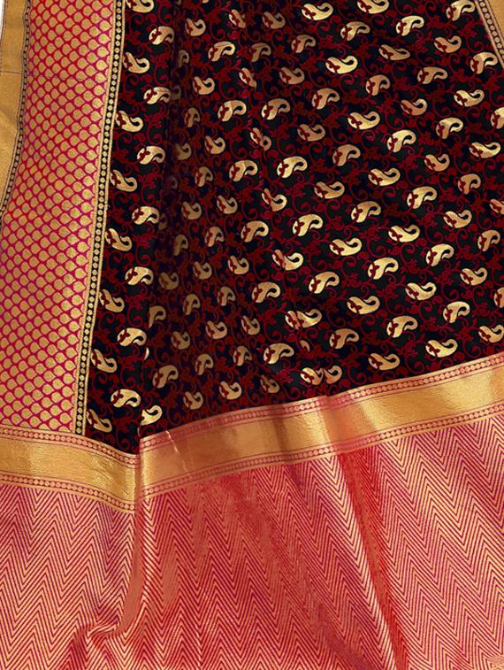 half & half paisley banarasi saree with blouse - 15734880 - Zoom Image - 4