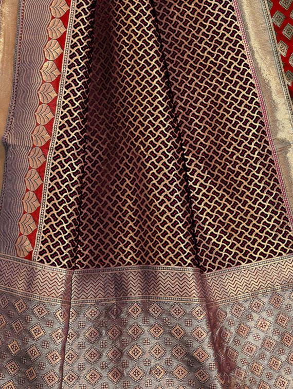 half & half zari banarasi saree with blouse - 15734896 - Zoom Image - 4