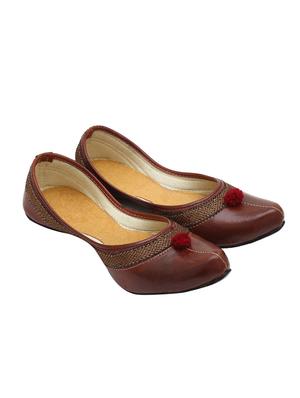 brown slip on jutis - 15850482 - Standard Image - 4