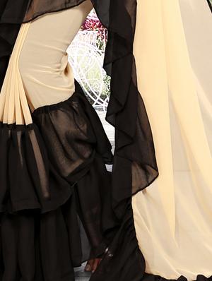 contrast ruffle border beige fusion saree with blouse - 15875588 - Standard Image - 4
