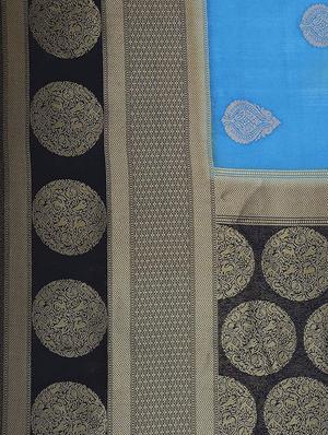contrast zari border woven saree with blouse - 15876957 - Standard Image - 4