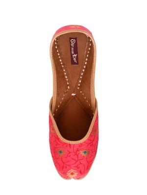 pink slip on jutis - 15897345 - Standard Image - 4