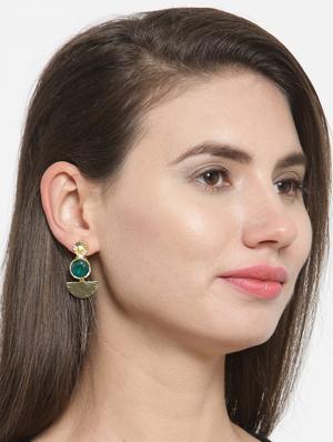 gold metal studs earring - 15999936 - Standard Image - 4