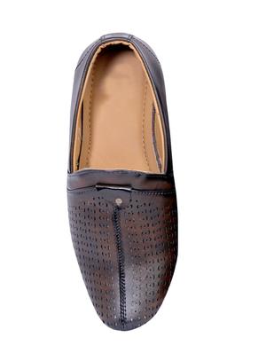 brown leatherette slip on jutis - 16059728 - Standard Image - 4