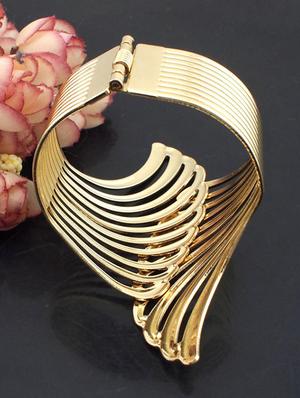 gold metal cuffs bracelet - 16100976 - Standard Image - 4