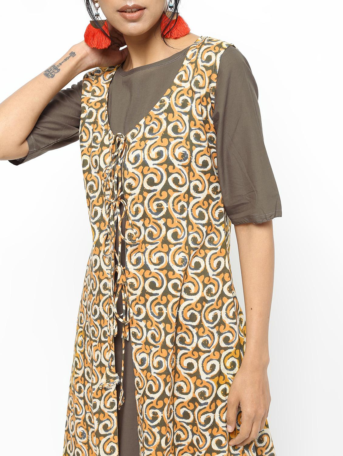 Solid flared kurta with printed jacket - 16190159 - Zoom Image - 4