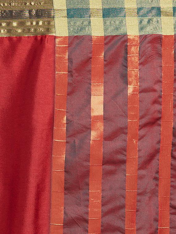 Contrast bordered saree with blouse - 16251913 - Zoom Image - 4