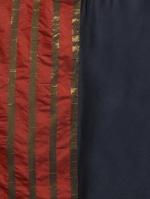 Contrast bordered saree with blouse - 16251914 - Zoom Image - 4