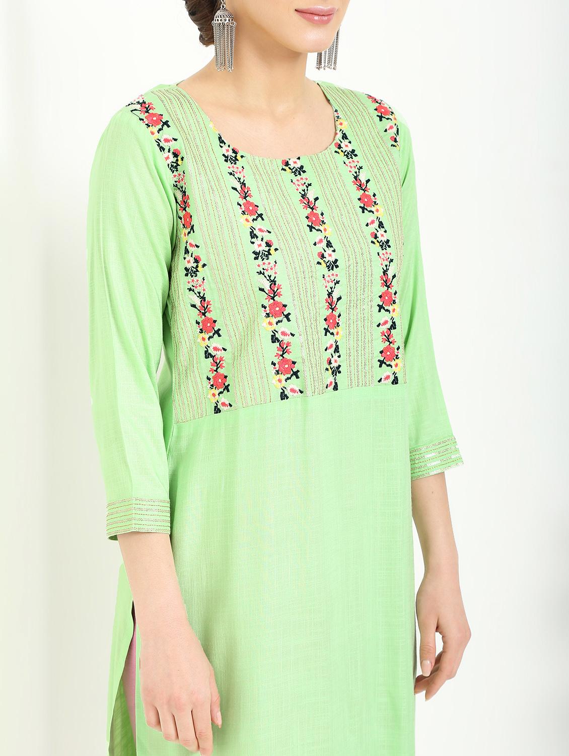 floral embroidered straight kurta - 16287693 - Zoom Image - 4