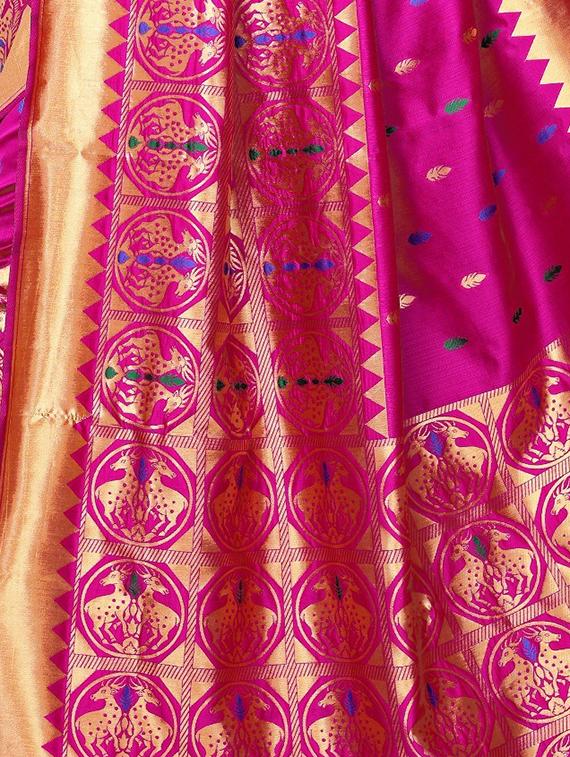 conversational zari motif banarasi saree with blouse - 16308652 - Zoom Image - 4