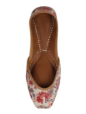 red slip on jutis - 16354993 - Standard Image - 4