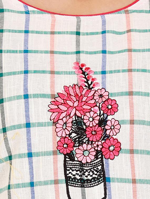 embroidered straight kurta - 16370377 - Zoom Image - 4