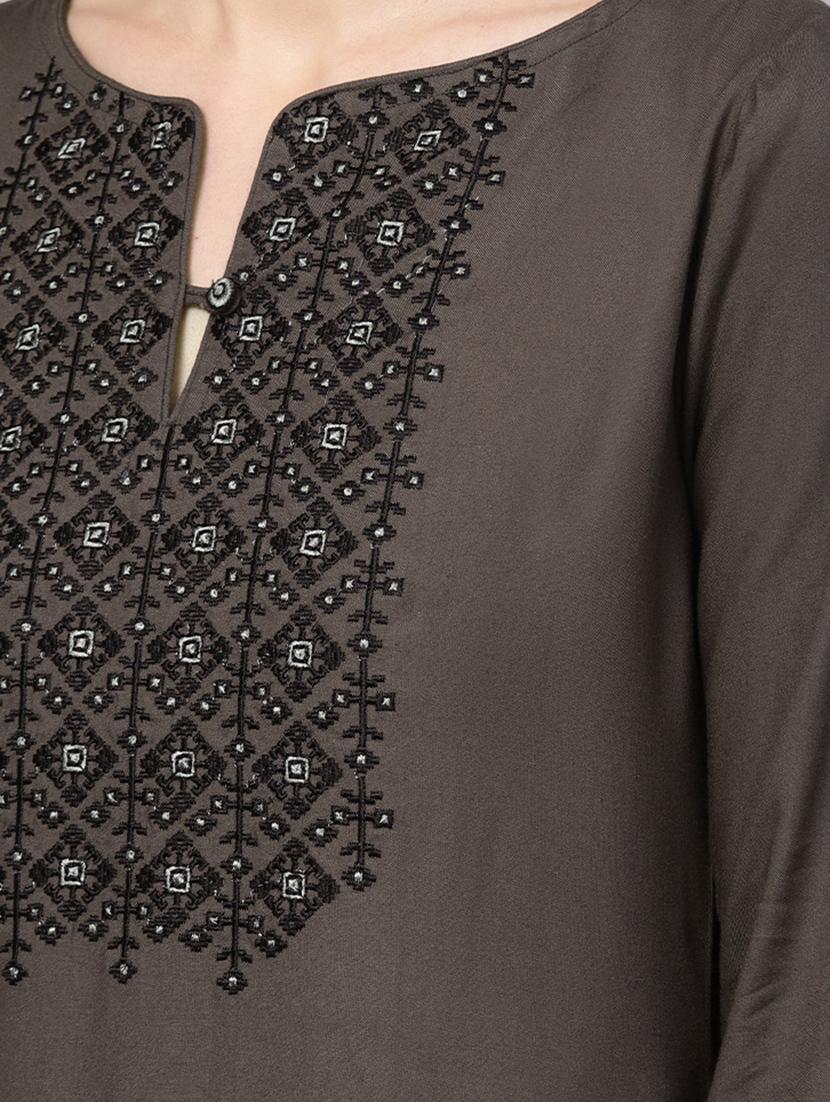 embroidered straight kurta - 16504821 - Zoom Image - 4