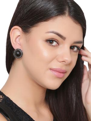 black metal studs earring - 16586126 - Standard Image - 4