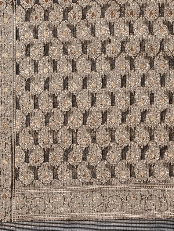 solid borederd banarasi saree with blouse - 16589435 - Zoom Image - 4