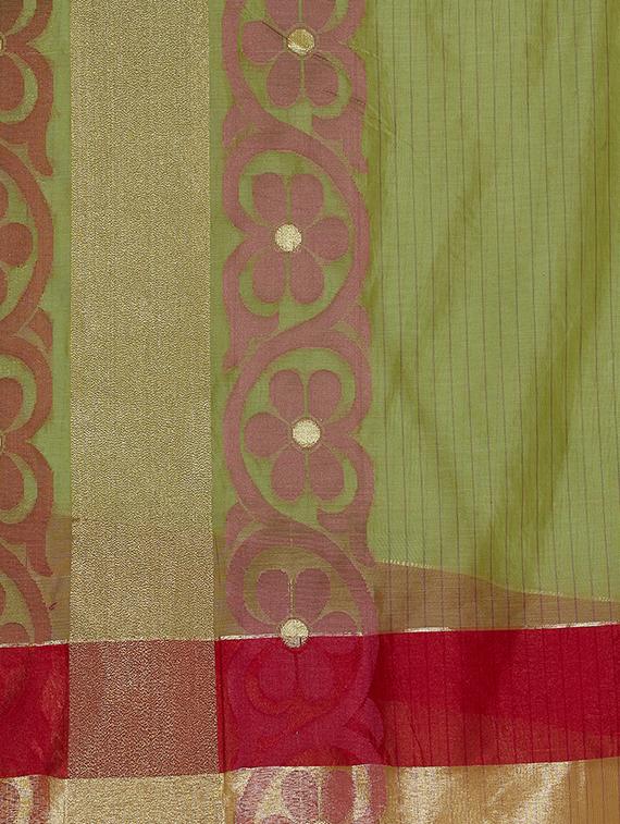 solid borederd banarasi saree with blouse - 16596359 - Zoom Image - 4