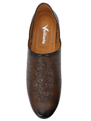 brown leatherette slip on jutis - 16694102 - Standard Image - 4