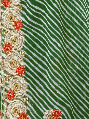 leheriya print bordered saree with blouse - 16717365 - Standard Image - 4