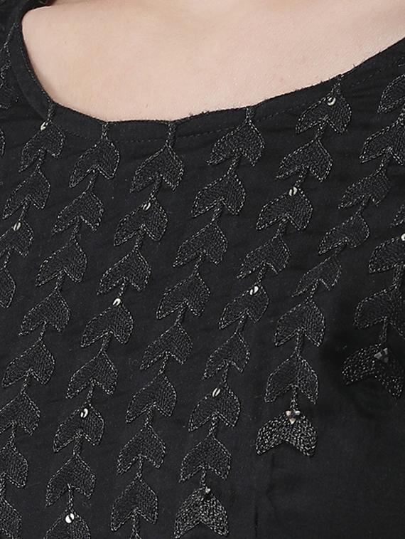 embroidered high low a-line kurta - 16719439 - Zoom Image - 4