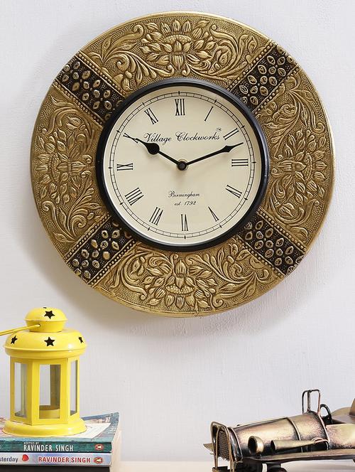 wooden analog vintage wall clock - 16865820 - Standard Image - 1