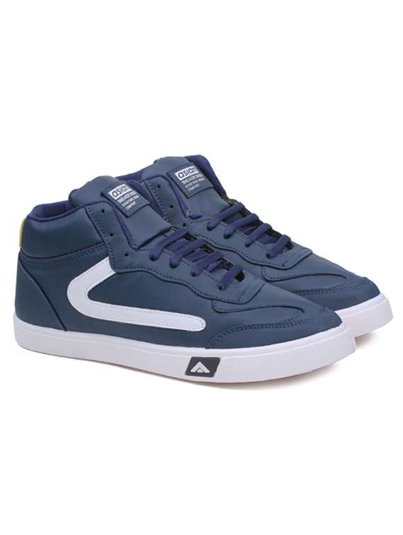 men lace up sneakers