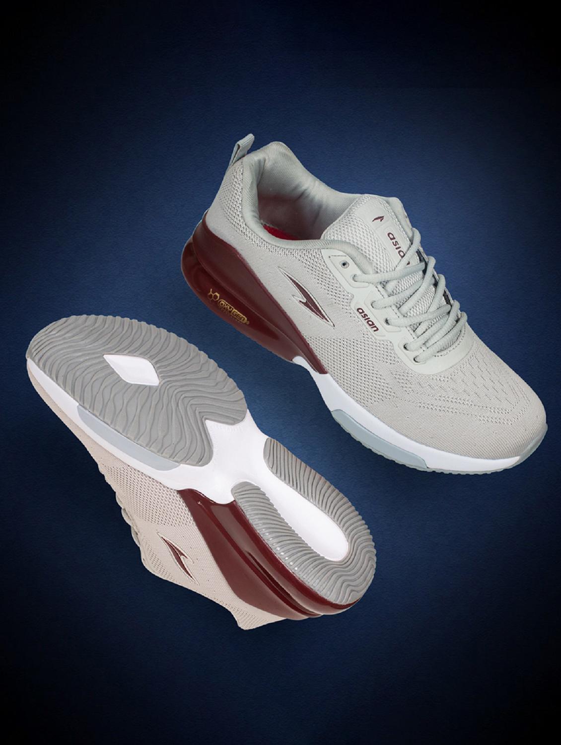 men lace up sport shoes