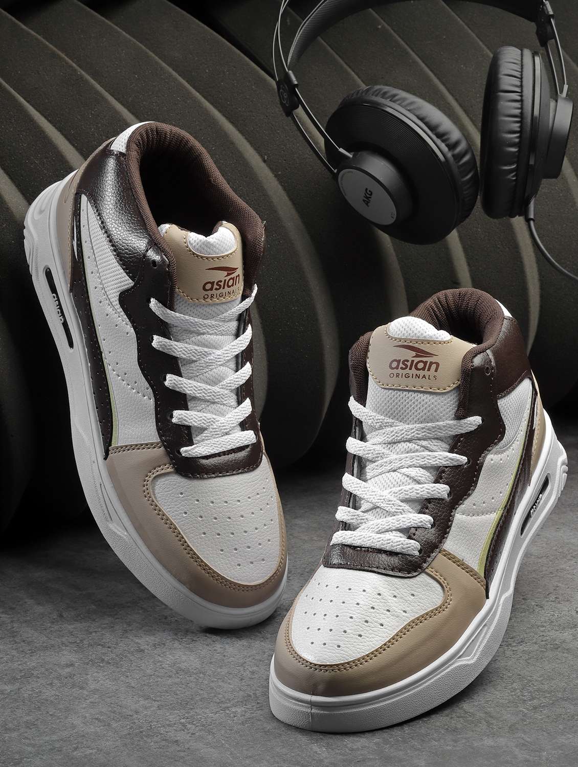 men beige lace up sneakers