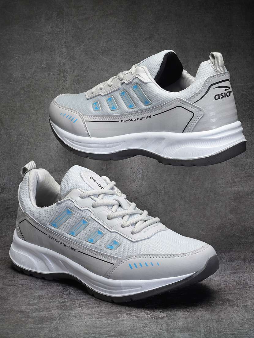 men lace up sport shoes