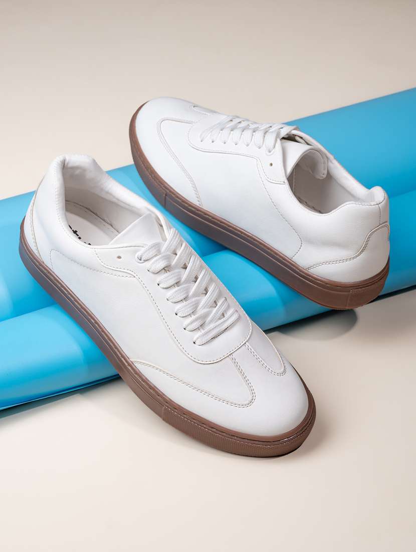 men white lace up sneaker